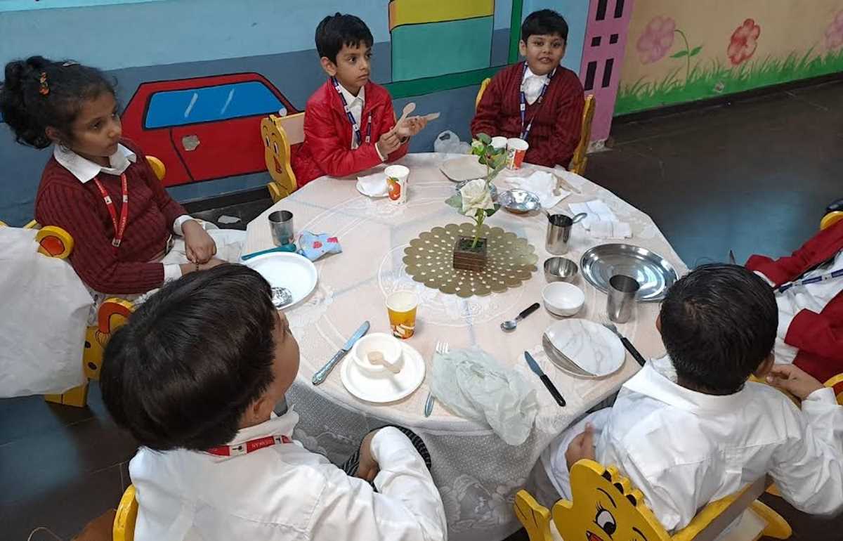 कार्यशाला में बच्चों को बताया गया टेबल मैनर कार्यशाला में बच्चों को बताया गया टेबल मैनर